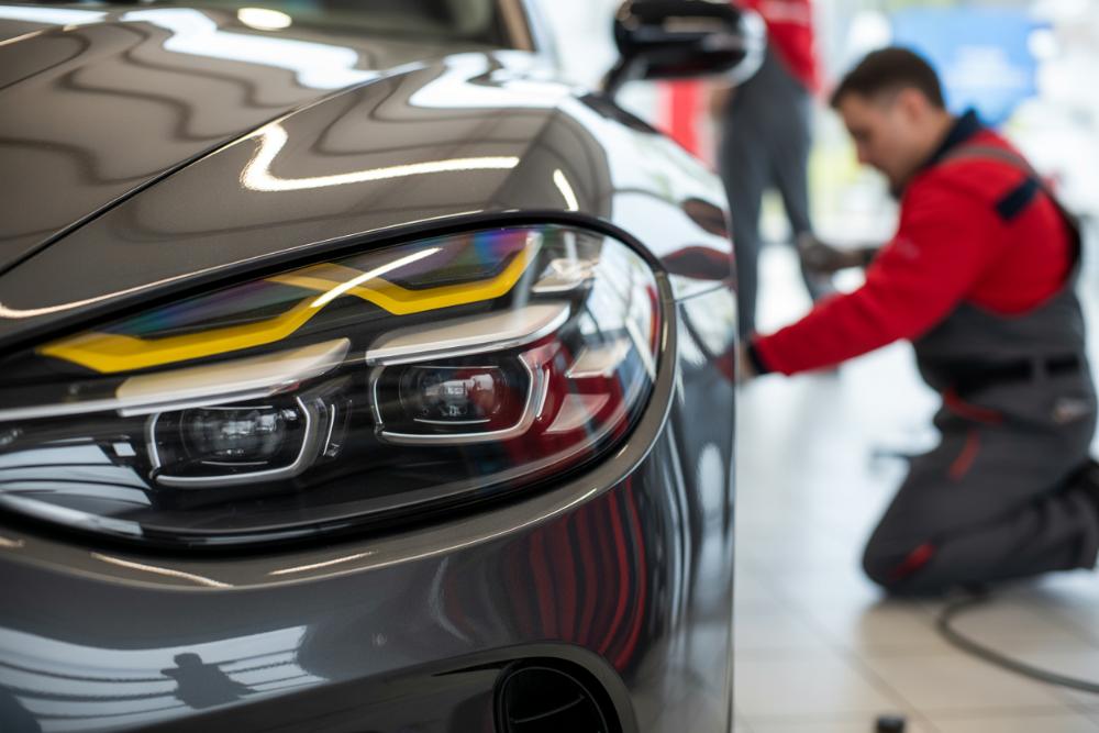 Polerowanie lakieru samochodu podczas auto detailingu