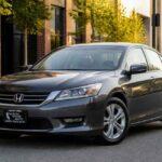 Szara Honda Accord sedan zaparkowana przed miejskim budynkiem