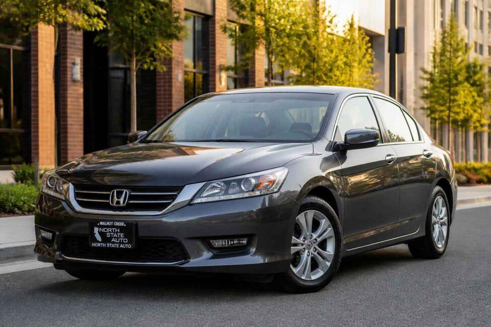 Szara Honda Accord sedan zaparkowana przed miejskim budynkiem