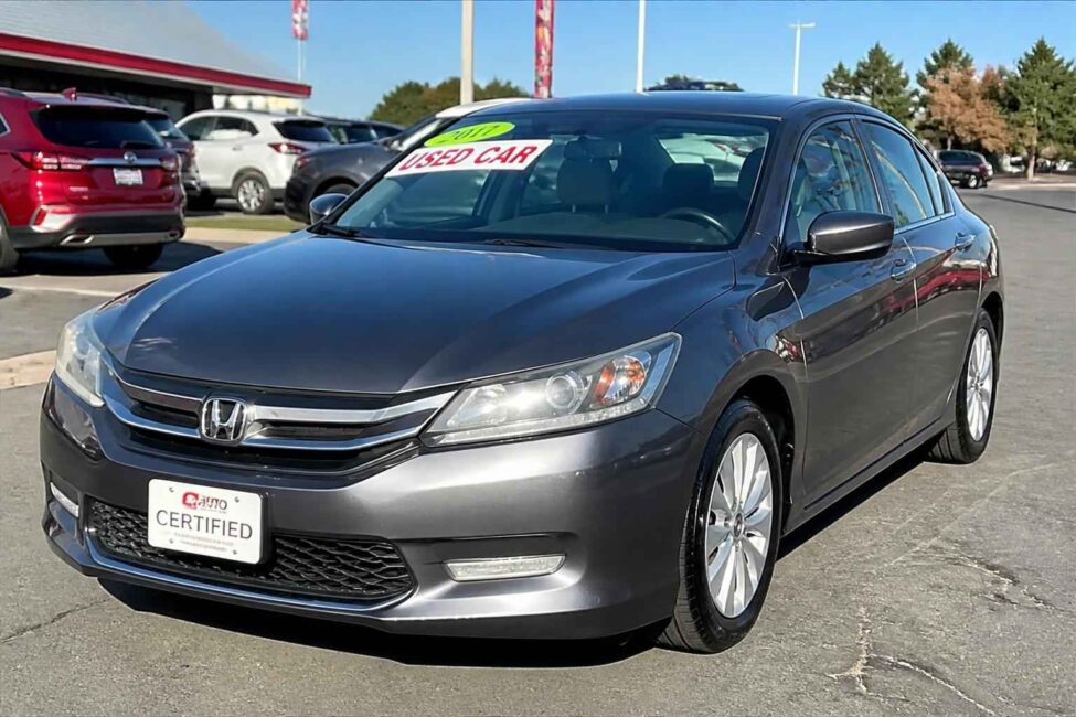 Szary Honda Accord na placu dealerskim Szary Honda Accord z tablicą Certified zaparkowany przed salonem samochodowym